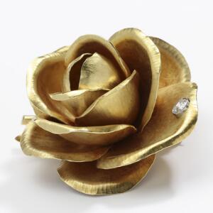 Chr. Rasmussen Diamantbroche af 18 kt. satineret guld i form af rose prydet med brillantslebet diamant. L. ca. 4,5 cm. Original æske. Ca. 1950-60.