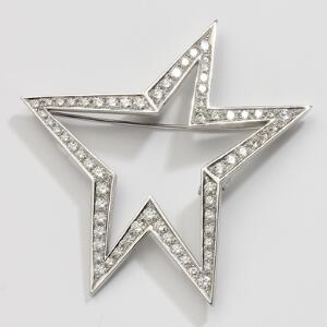 Ole Lynggaard Diamantbrochelås af 18 kt. hvidguld i form af stjerne prydet med talrige brillantslebne diamanter. Farve Top Wesselton. Klarhed VVS-VS.