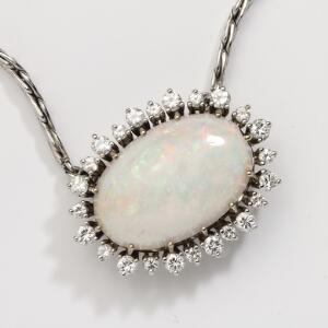 Opal- og diamanthalskæde af 14 kt. hvidguld prydet med oval cabochonslebet opal omkranset af talrige brillantslebne diamanter. Certifikat medfølger. Ca. 1969.