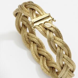 Gucci Armbånd af 18 kt. satineret flettet guld. L. 18 cm. Vægt 38 gr. Original æske medfølger. Ca. 1980-90.