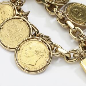 Charmsarmbånd af 14 kt. guld prydet med talrige mønter af 21,6 kt. guld. L. 21 cm. Vægt 142 gr. Ca. 1960-70.
