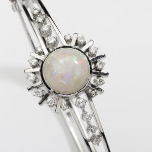 Opal- og diamantarmring af 14 kt. hvidguld prydet med cabochonslebet opal omkranset af talrige brillant- og enkeltslebne diamanter. Ca. 1989.