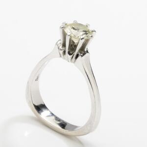 Diamant solitairering af 14 kt. hvidguld prydet med brillantslebet diamant på ca. 1.02 ct. Farve Light Yellow. Klarhed VS. Str. 50.