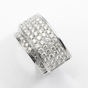 Diamantring af 18 kt. hvidguld prydet med talrige brillantslebne diamanter på i alt ca. 2.98 ct. Str. 55,5. Ca. 2009.