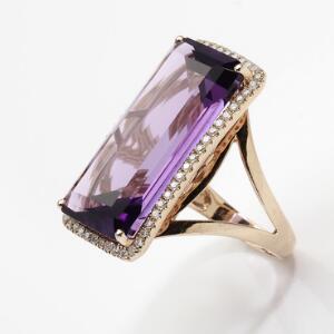 Ametyst- og diamantring af 14 kt. pink guld prydet med facetslebet ametyst på ca. 22.50 ct. omkranset af talrige brillantslebne diamanter. Str. 55. Ca. 2008.