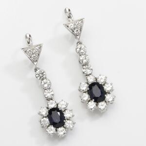 Et par safir- og diamantørestikker af 18 kt. hvidguld hver prydet med oval facetslebet safir og talrige brillantslebne diamanter på i alt ca. 3.80 ct. 2