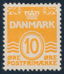 1933. Bølgelinie. 10 øre, orange. TYPE I. Sjældent ubrugt mærke. AFA 16000. Attest Grønlund.