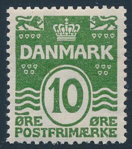 1921. Bølgelinie, 10 øre, grøn. Variant STREG OVER ØRE. Perfekt centreret postfriskt mærke. Meget sjældent. AFA 12000. Attest Nielsen