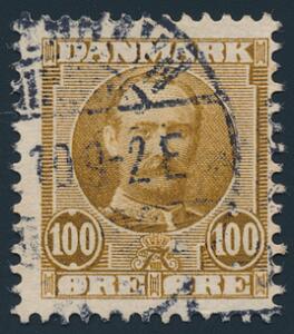 1907. Fr. VIII, 100 øre, gulbrun. Variant USKRAVERET FELT TIL HØJRE FOR MONOGRAMMET. Sjældent stemplet mærke. AFA 8500. Attest Nielsen