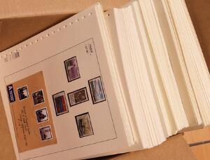 1900-1990. Stempelsamling opsat på stor stak løse albumblade. Opsat alfabetisk med både danske og færøske mærker