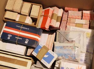 HÆFTER. Stort parti postfriske hæfter i kasse, hvor de fleste er i originale bundter fra 1970´erne -1980´erne. Indeholder bl.a. 715 stk. 2 kr. hæfter, 535 stk.