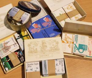 HÆFTER. Parti hæfter fra 1980´erne i originale bundter af 25 stk. Pålydende i alt 10535 kr.