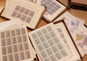 5 small boxes with unmounted mint stamps in blocks of four and complete sheets. Cat. value around 80000-100.000 DKK.