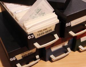 1945-1993. Stort lagerparti postfriske mærker i antal, sorteret efter katalognumre i 5 kartoteksæsker incl. mange bedre mærker i antal. Høj katalogværdi