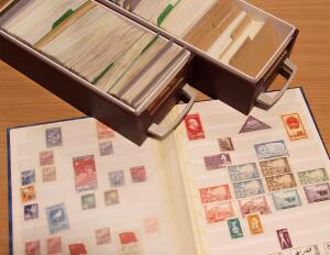 China 1897-1985. 2 file boxes with thousands of stamps sorted in envelopes. Incl. some Peoples Rep. a lot of diff. Local Posts, Provinzes etc. etc.