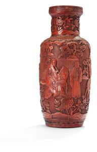 Cinnabar vase af lak skåret med De udødelige i landskab på swastika grund. Ca. 1800. H. 47 cm.