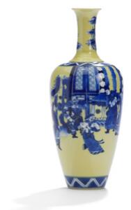 Flaske vase af porcelæn, dekoreret i blåt og hvidt på gul grund. Sen Qing eller Republik. Kina, 20. årh. H. 21,5 cm.