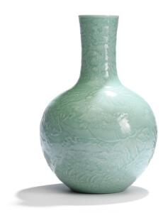 Celadon vase af porcelæn, flaskefomet, med relief dekoration med den femkloede drage blandt skyformtioner. Qing eller senere. H. 45 cm.