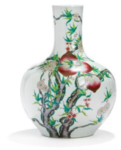 Stor Nine Peach vase af porcelæn, flaskeformet, dekoreret i farver med ferskner og blomstrende grene med blade. Kina, Qing eller senere. H. 52 cm.