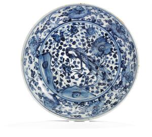 Ming fad af porcelæn, dekoreret i underglasur blå  Kina, 16.-17. årh. Diam. 31,5 cm.