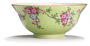 Sgraffitti skål af porcelæn, dekoreret i farver med blomstrende grene på æblegrøn grund.  Mærket Jiaqing, ca 1900. Diam. 19 cm. H. 8,5 cm.