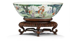Kinesisk oval præsentation skål af porcelæn, dekoreret i farver med The Immortal og pengetudsen. På stand af træ.