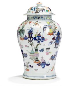 Kinesisk låg vase af porcelæn, dekoreret i guld og emaljefarver med kostbare ting. 19. årh. H. 40 cm.