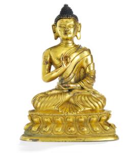 Sakyamuni buddha af forgyldt bronze, siddende i mediterende stilling. Tibet-Kina. 19. årh. H. 16 cm.
