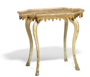 Italiensk rokoko bord af hvidmalet og forgyldt træ, profileret plade, sarg udskåret med bladværk, cabriole ben. 18. årh. H. 80. L. 90. D. 55.