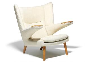 Hans J. Wegner Ny Bamsestol. Lænestol med brede armlæn og ben af eg. Sæde, sider samt ryg betrukket med lys uld. Model AP 69. Udført hos AP Stolen.