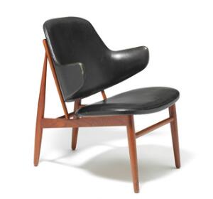 Ib Kofod-Larsen Lænestol med stel af teak. Formbøjet sæde samt ryg betrukket med sort skind. Model DP 9.