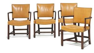 Kaare Klint Den røde stol. Et sæt på 12 armstole med stel af mørkpoleret mahogni. Sæde og ryg betrukket med naturskind. 12