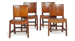 Kaare Klint Den røde stol. Et sæt på fire sidestole med profileret stel af mahogni. Sæde og ryg betrukket med messingsømbeslået patineret Nigerskind. 4