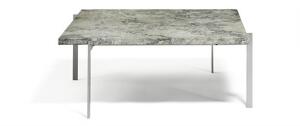 Poul Kjærholm PK-61. Kvadratisk sofabord med stel af matforkromet stål. Plade af Porsgrunn marmor med fossiler.