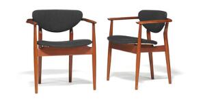 Finn Juhl Et sæt på otte stole, heraf to armstole med stel af teak. Svævende sæde og ryg betrukket med grå uld. 8