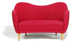 Finn Juhl Fritstående to-pers. sofa med svungen ryg, opsat på tilspidsende ben af bøg. Sider, sæde samt ryg betrukket med rød uld. L. 125.