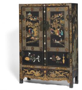 Kinesisk skab af sort lak, dekoreret med figurer og drager i guld, indlagt med perlemor og farvede stene. Qing, 19. årh.s slutning. H. 175. B. 123. D. 44.