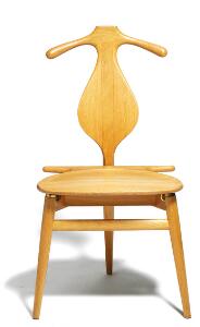 Hans J. Wegner Jakkens hvileBøjlestolen. Stol med stel af eg, opklappeligt sæde af eg, hvorunder opbevaringsrum.