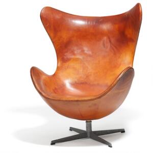 Arne Jacobsen Ægget. Hvilestol med helstøbt profileret stamme med firpasfod af stål. Sider, sæde og ryg betrukket med originalt cognacfarvet patineret skind.