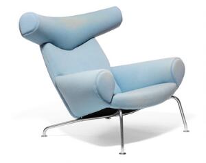 Hans J. Wegner OksenOx-Chair. Hvilestol med stel af stål. Sider, sæde og ryg betrukket med lys blå uld.