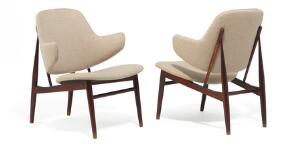 Ib Kofod-Larsen Et par lænestole med stel af teak. Sæde og ryg betrukket med beige uld. Model DP 9. 2