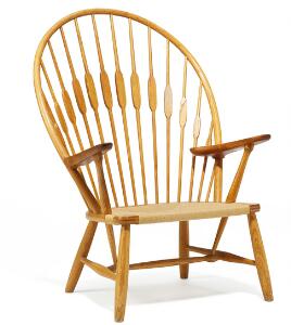 Hans J. Wegner Påfuglestolen. Lænestol af eg med armlæn af teak. Sæde af flettet papirgarn. Model JH-550. Udført hos snedkermester Johannes Hansen.