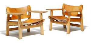 Børge Mogensen Den spanske stol. Et par armstole af massiv eg. Sæde og ryg udspændt med patineret kernelæder. 2