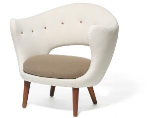 Finn Juhl Fritstående to-personers sofa samt tilhørende lænestol med ben af teak. Betrukket med hhv. hvid og brun uld. 2