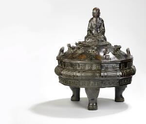 Tolvsidet daoistisk censer af bronze. Kina, Ming 1368-1644. H. 50 cm.