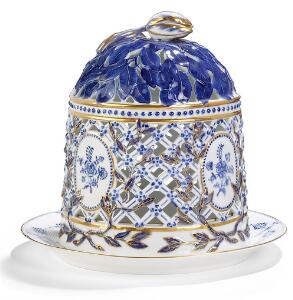 Musselmalet isklokke med fad, dekoreret i underglasur blå og stafferet med guld. Den kongelige Porcelainsfabrik, 1894-1900. H. 28 cm. Diam. 30.