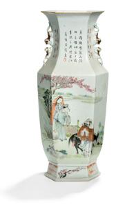 Kinesisk famille rose vase af porcelæn. Qing, 19. årh. H. 57 cm.