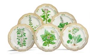 Flora Danica seks tallerkener af porcelæn med gennembrudt bort, dekorerede i farver og guld med blomster. 3574. Royal Copenhagen. Diam. 28,5 cm. 6