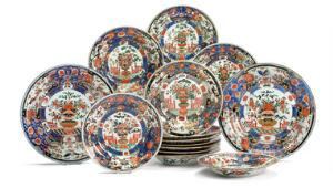 Kangxi famille verte sæt på 12 tallerkener og to fade af porcelæn.  Kina 1662-1722. Diam. 22 og  28 cm. Proveniens Gl. Estrup. 14