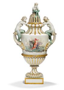 Havfruevase af porcelæn, dekoreret i farver og guld. Juliane Maries mærke. Royal Copenhagen. H. 82 cm.